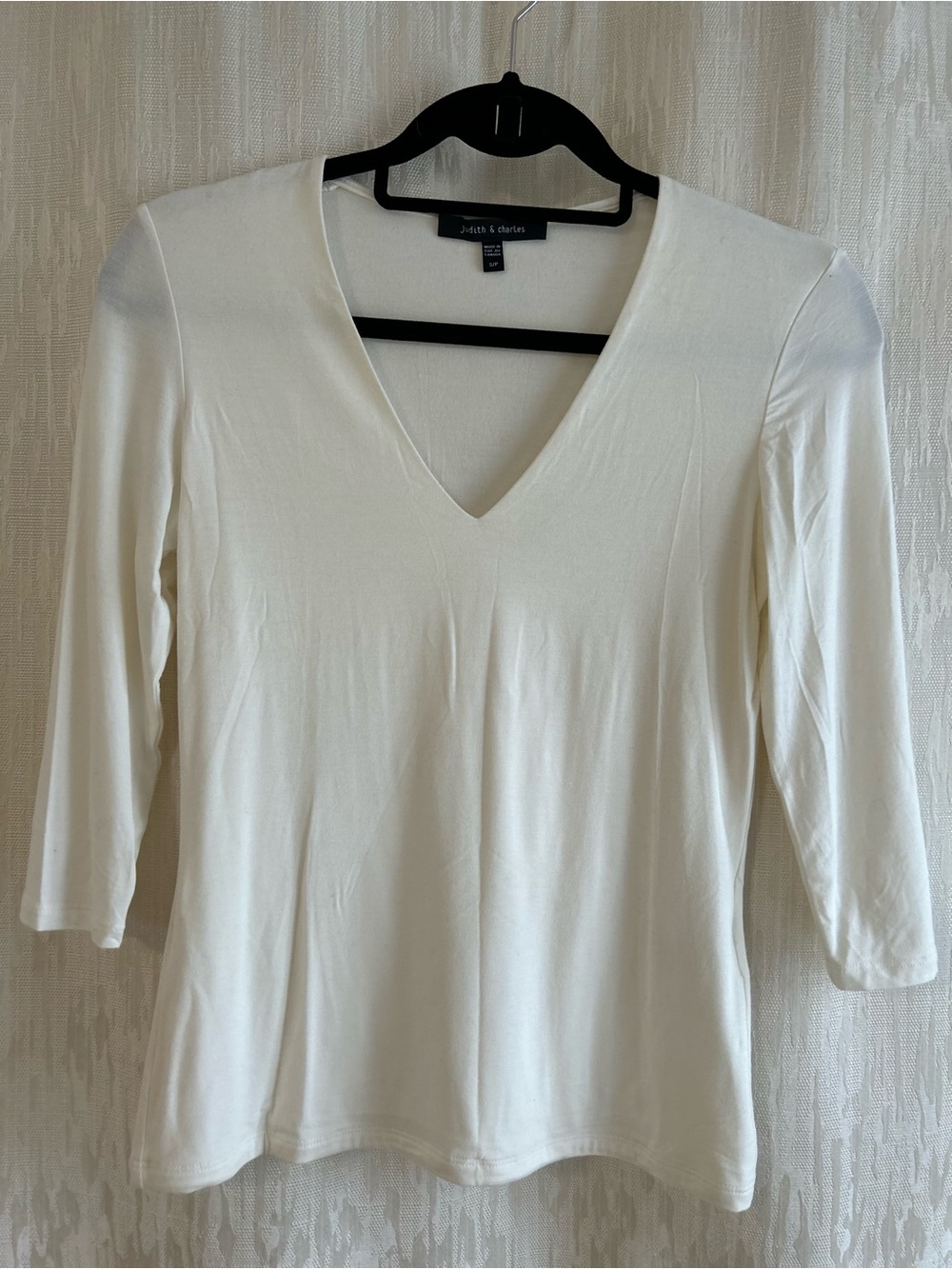 Judith & Charles Ivory V-Neck 3/4  Sleeve Top - size S
